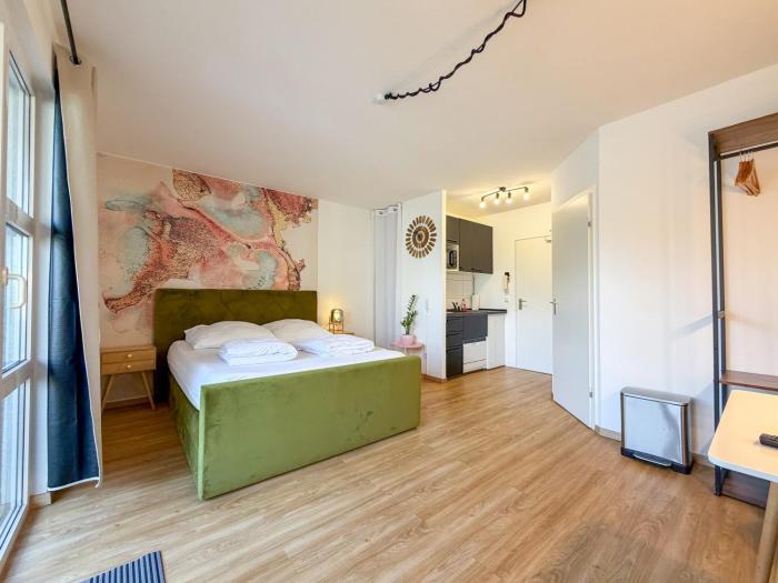 Apartment with balcony, good parking for long stay