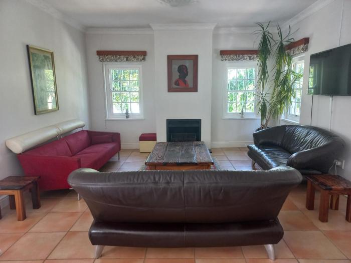 Spacious 3 bedroom apartment in house in upmarket area