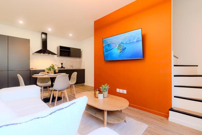 Modern House with Private Courtyard - Paris