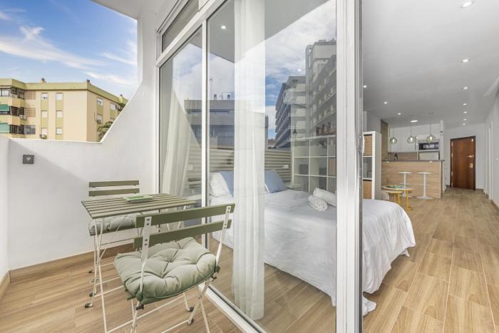 Central studio with balcony, close to the sea