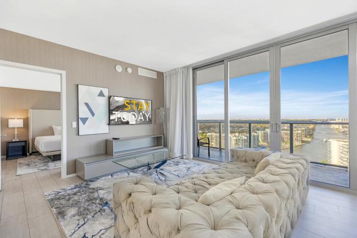 HYDE BEACH HOUSE RESORT - MILLION APARTMENT 2bd 2ba, DIRECT OCEAN VIEW, 1 MIN FROM BEACH, 6 GUESTS