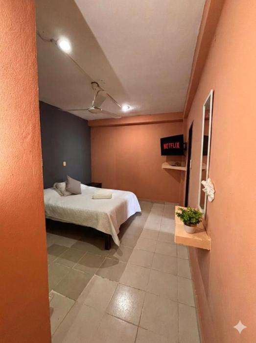 Comfortable studio steps from the beach and 5th Avenue