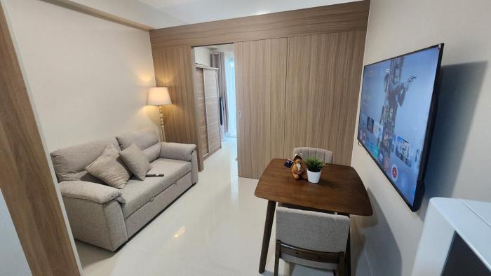 1BR Breeze Residences near MOA with Pool and Balcony