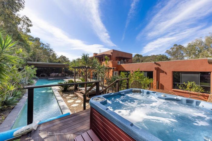 Solterra- Luxury 25m Pool, Spa & Private Acreage Mudjimba - 5min Airport