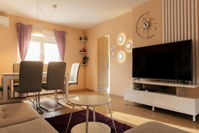 Purple Whisper 1-BDR Designer Apt, 2 Beds, Balcony