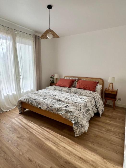 Chambre avec entrée indépendante, SDB privative, piscine et grand garage et proche hyper-centre
