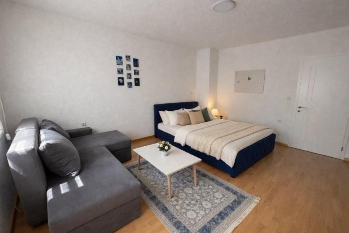 Free Parking Backyard Perfect for Families near Lake Veluxa Apartments