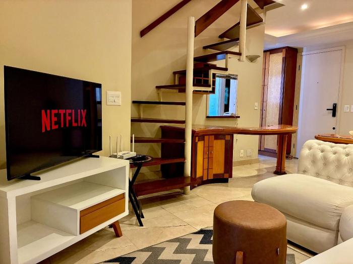 Duplex 2 Suítes na Barra com Varanda, Split e Vaga a 10 min a pé da Praia