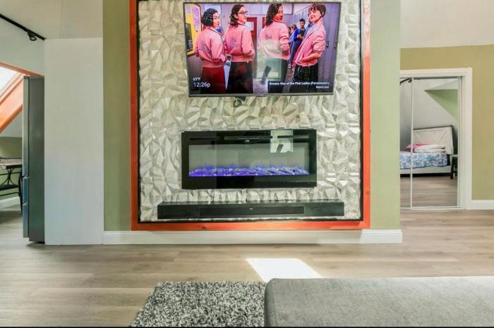 LARGE STUDIO open concept in Boston Zoo Franklin Park near