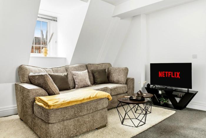 Nottingham City Centre 2-Bed Apartment - Dedicated Workspace and Terrace