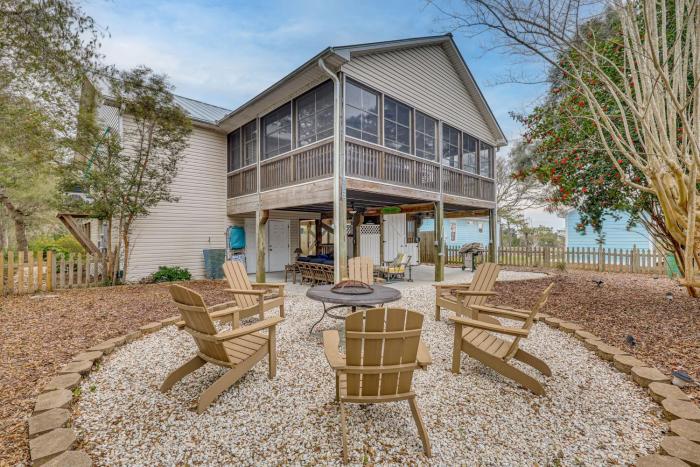 Walk to Beach and Parks! Coastal Haven in Oak Island
