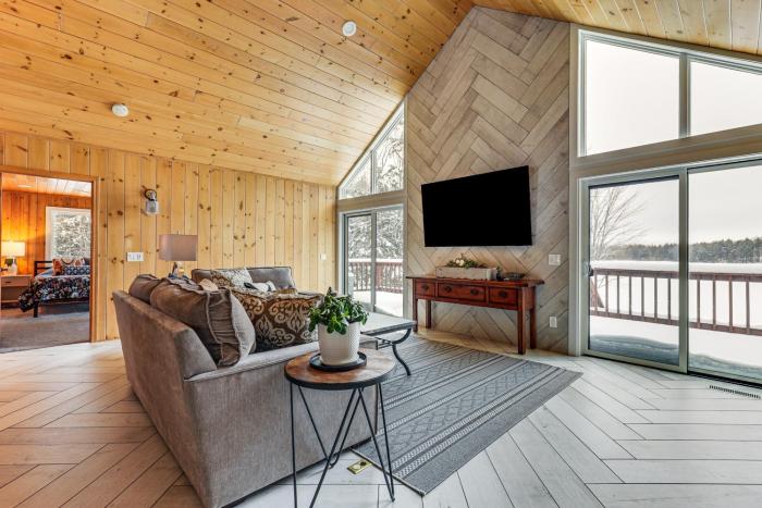 Sauna and Game Room! Tranquil Retreat on Grace Lake