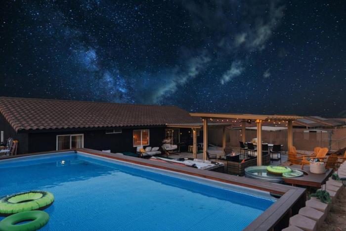 10 min from JTNP, Hot Tub, Heated Pool, Game Room, Amazing Views