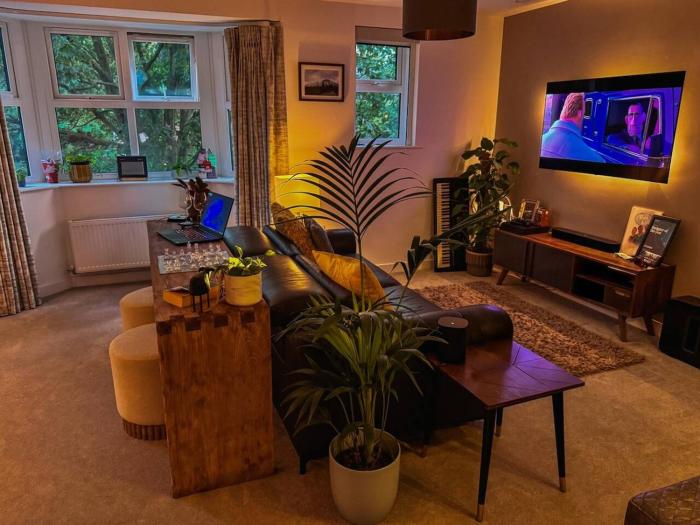 Central Peterborough Smart Home Flat Near Station