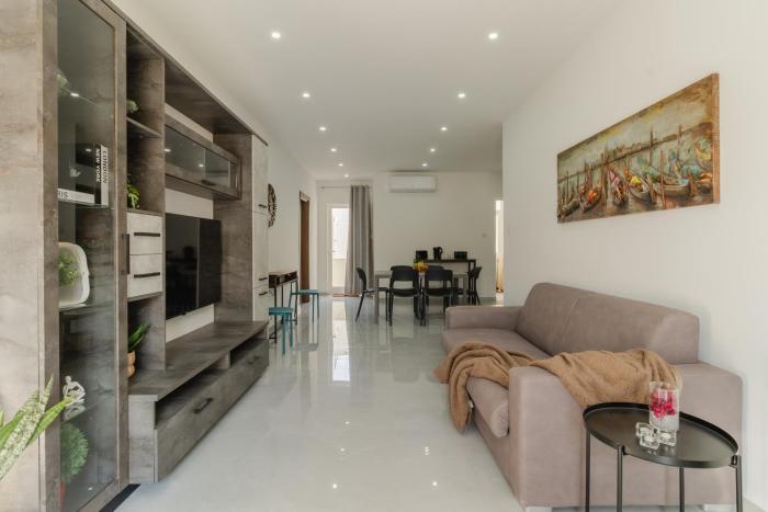 2 bedroom bright apartment