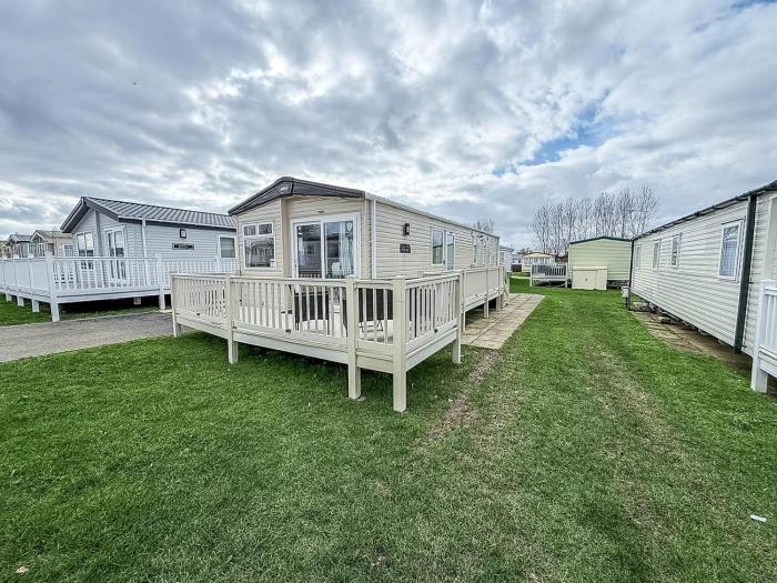 Amazing Caravan With Decking At Manor Park In Hunstanton Ref 23007W