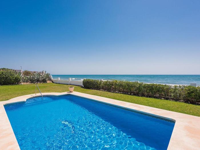 Beachfront Villa for 7 with Pool