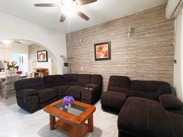 Amplia Casa en Obispado 4 Recámaras, Terraza y 3 Cajones