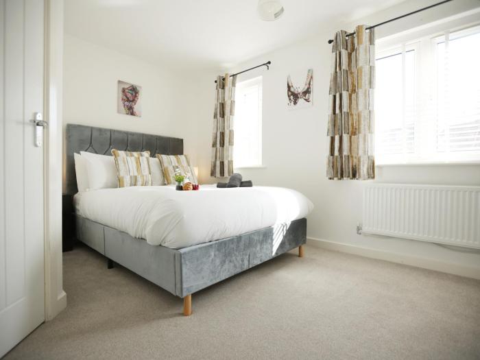 Gregor Place Modern four Bedroom House in Calne with Private Parking, perfect for teams or families staying in the area, Long stays welcome