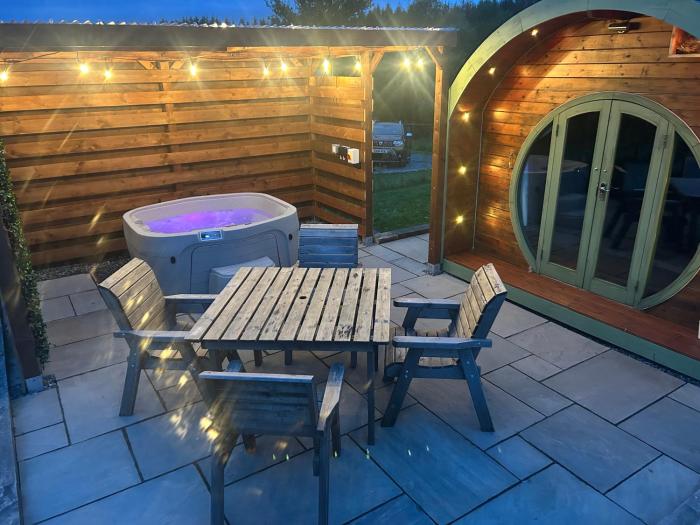 Barnharrow Holiday Pods - Rose Glamping Pod with Hot Tub & Fire Pit