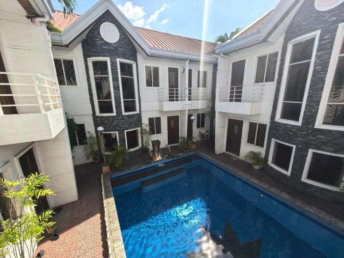 Urban Oasis Near Clark Poolside Living for Groups