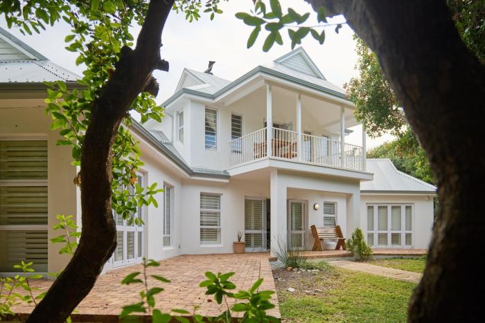 Perlemoen House by BACK IN TOWN