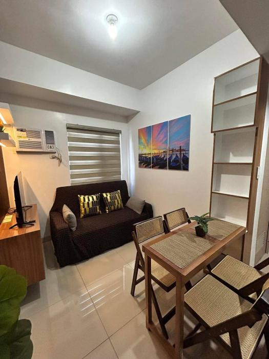Lux 2BR Sky Condo with 24-hr Security, Fully Airconditoned Basement Parking