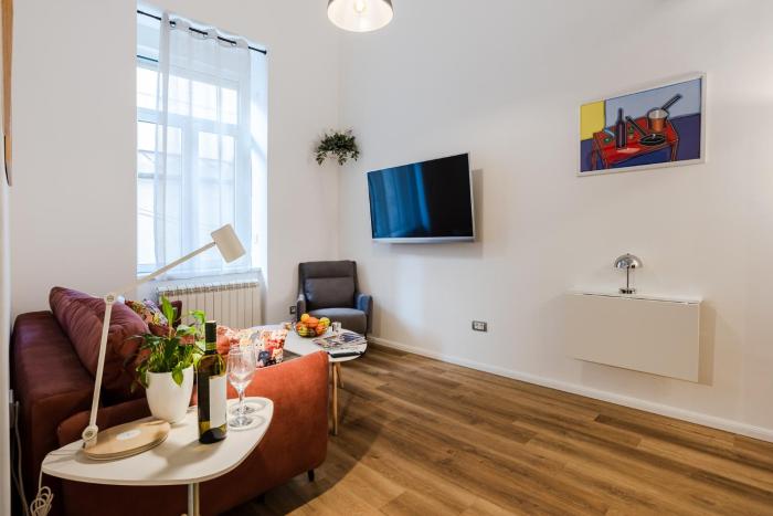 Anywhere On Foot - Steps from Hotel Moscow