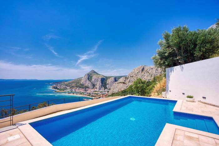 Villa 6 BEDROOMS with an amazing view and private pool!