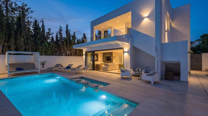 VACATION MARBELLA I Villa Marbesa White Pearl, Two Private Pools, 3min walk to the Beach, Fastest WiFi, Built in 2024