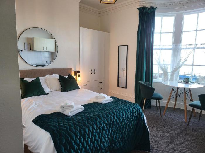 SeaView ground floor flat fast WiFi & FREE PARKING