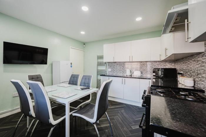 6-Bed Manchester Holiday