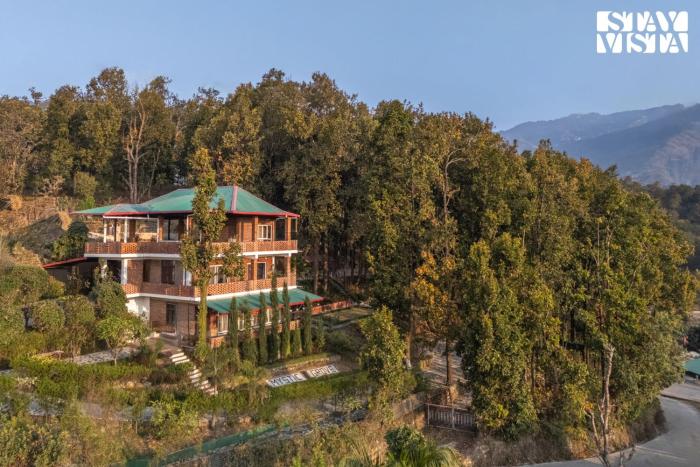 StayVista at Mystic Grove with shared Pool, BBQ and Bonfire