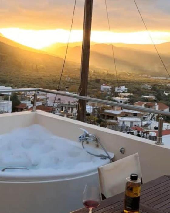 Roza Stone Suite with Hot Tub & Mountain view