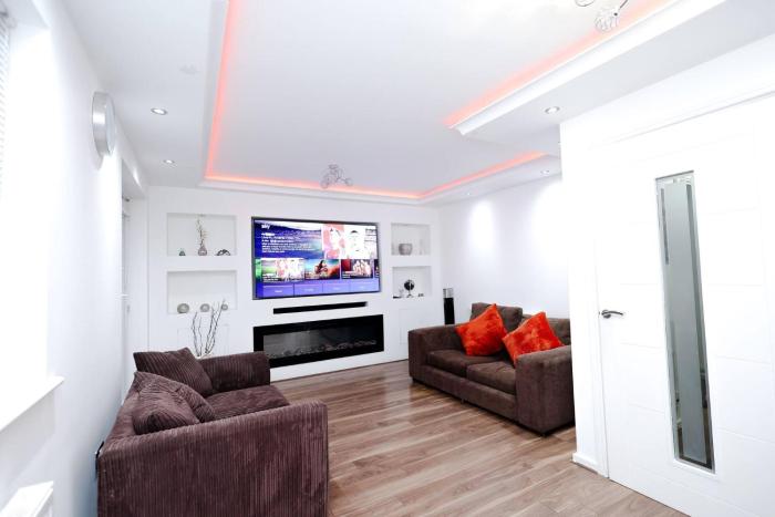 Cozy Place in Salford, Sleeps 8, 4 Bedroom, 5 Beds