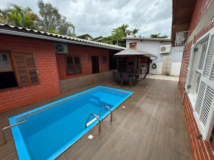 Casa com Piscina Próxima à Praia da Cachoeira