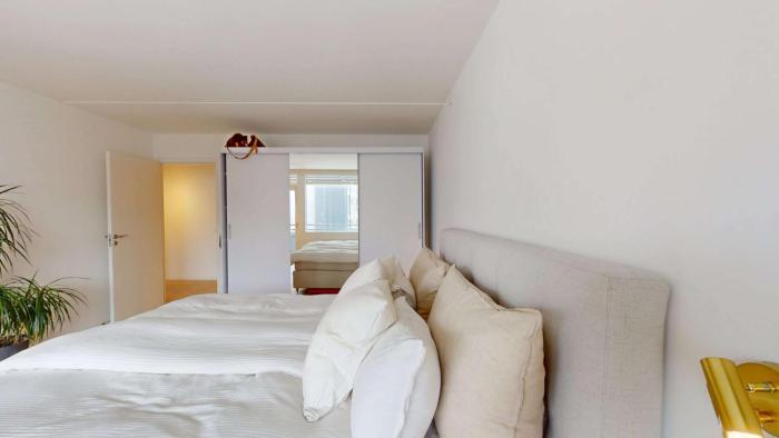 Moderne lejlighed med balkon