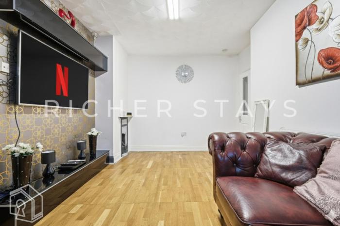 Spacious 4BR House, Walk to Dagenham Heathway