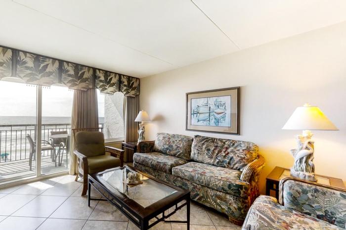 4th-floor open airy condo with Gulf Views- close to dining