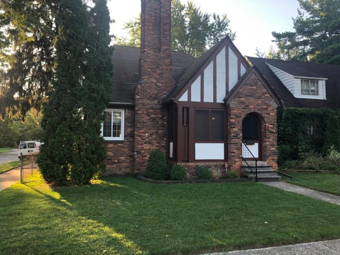 Quiet Way E Side Private 25x30 Loft Great Value 1Qb 1Ba Kitchenette