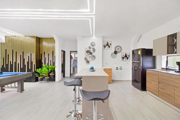 2 bedroom top floor with pool table, 1 block from Lleras park p9