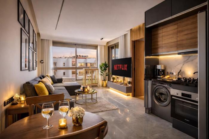 Luxury 1 Bedroom Apartment with CFC View and Private Parking