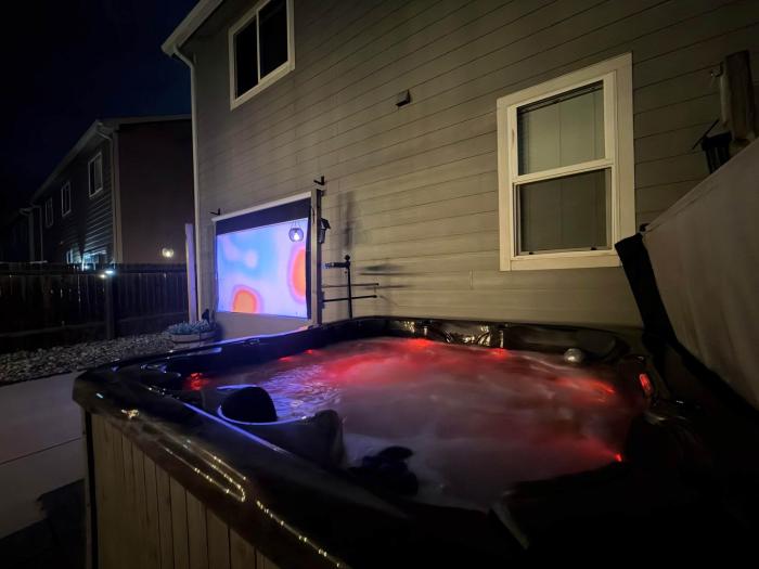 FlightDeck HotTub Fireplace NearAirport FamilyHome