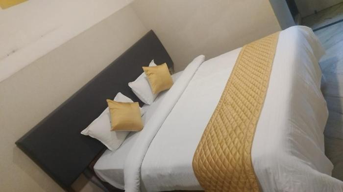 Hotel Saravanaa Boarding & Lodging