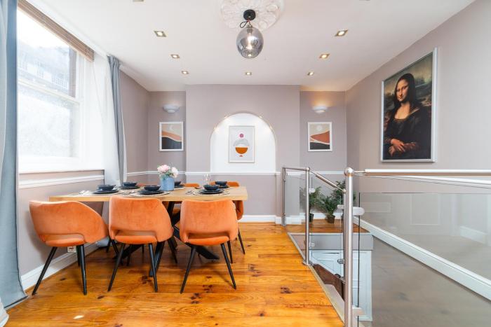 Elegant and Spacious Three-Bedroom Apartment in Central London