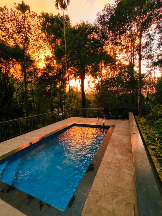 IRU Homes - Private Family Stay with Pool