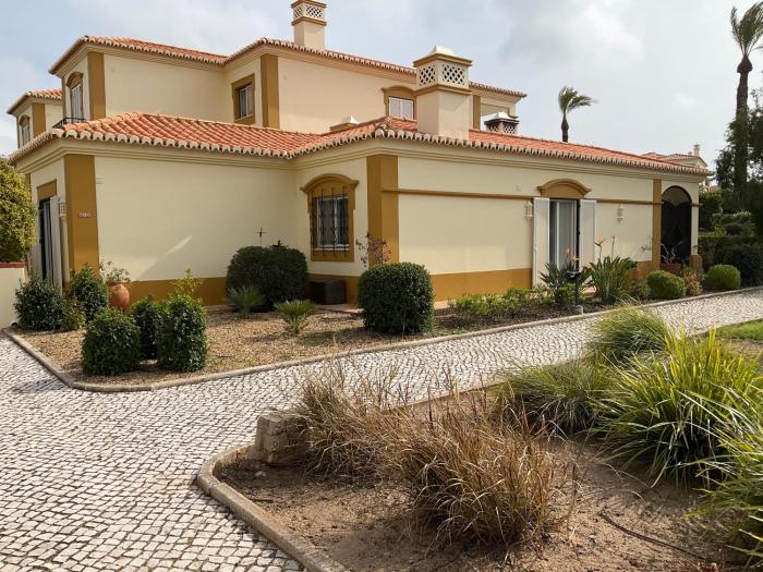 2 Bedroom 2 en suite bungalow shared heated pool on Gramacho Golf Resort