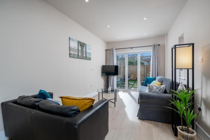Exquisite 4Bedroom House 4 Contractors & Large Families with Private Garden, Fully Equipped Kitchen and Close Proximity to Train & Bus Stations