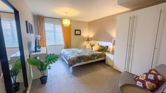 Newtown Contemporary Stay with free parking & garden