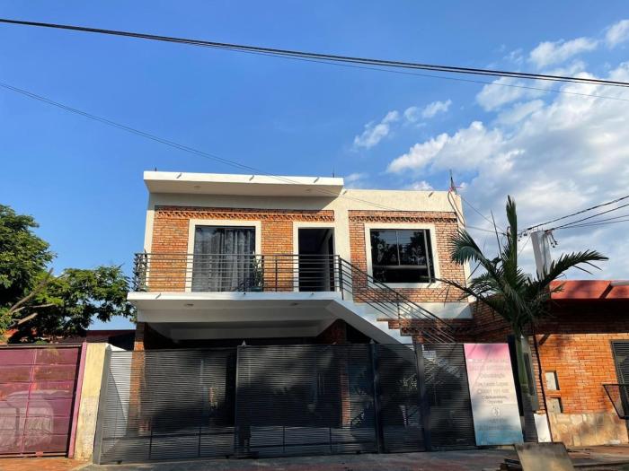 Apartamento minimalista con balcón